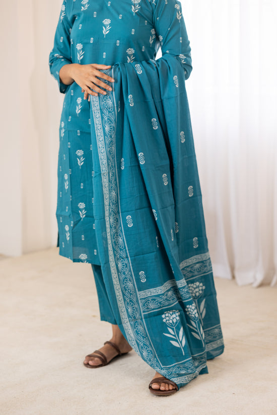 Pavazhamalli salwar set in teal blue