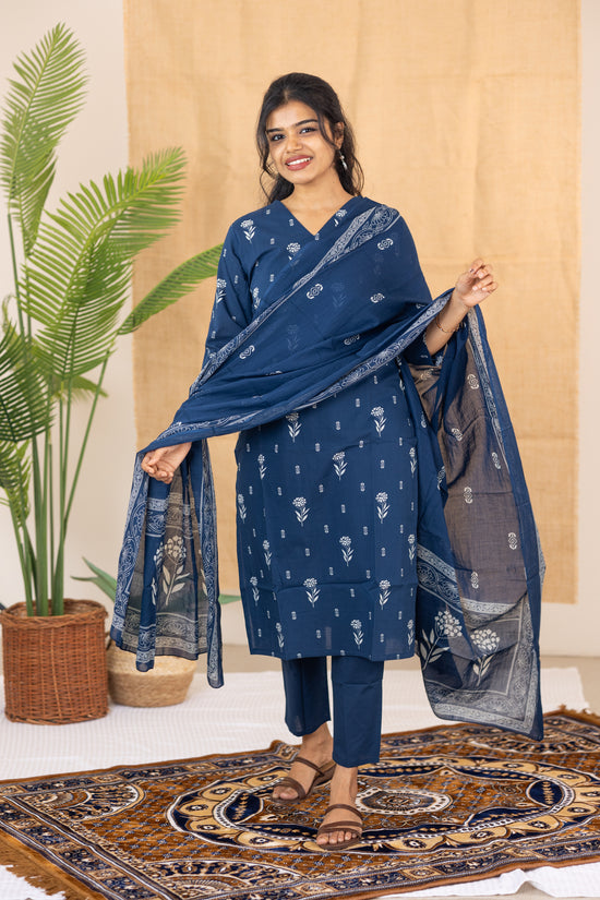 Pavazhamalli salwar set in navy blue