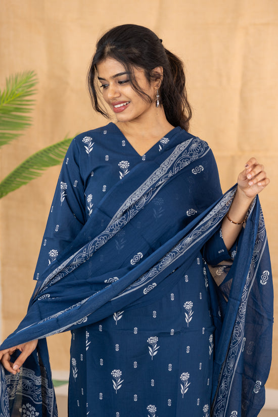 Pavazhamalli salwar set in navy blue